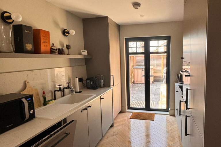Private kitchen 2, Thames Ditton Apt - Sleeps 6 - Garden & Bbq, Surrey