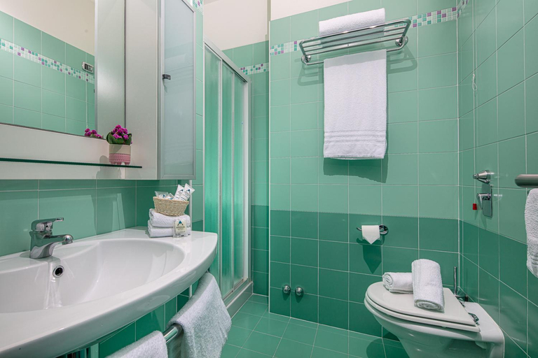 Bathroom 5, Hotel Medusa Splendid, Udine