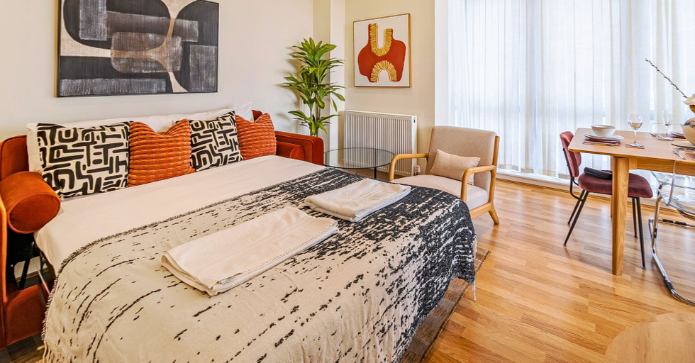 Bedroom 5, Festival Place Modern Town Center Apt, Hampshire