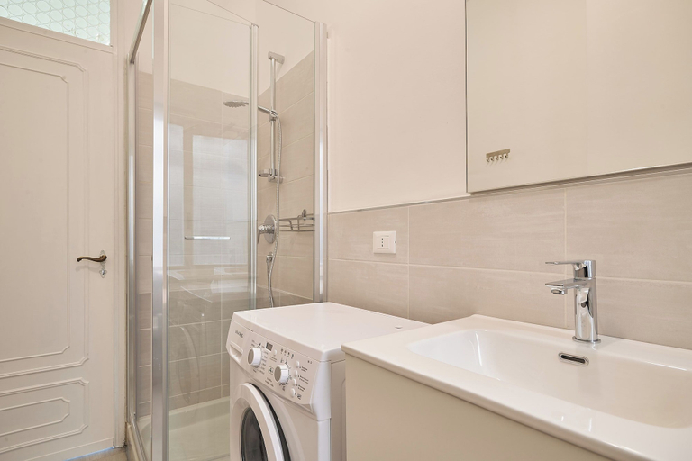 Bathroom 2, Brezza Marina, Savona