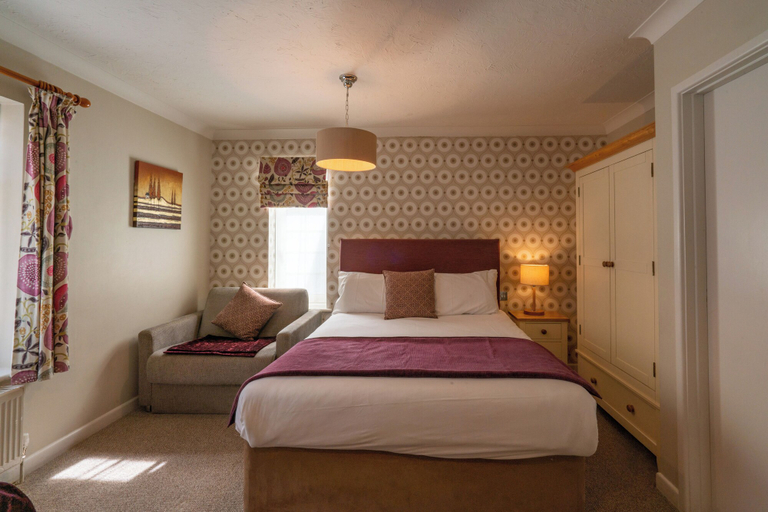 Bedroom 3, The Avon Causeway Hotel, Dorset