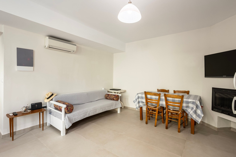 Room 4, Azure Seaside Retreat in the Heart of Petalidi, Peloponnese