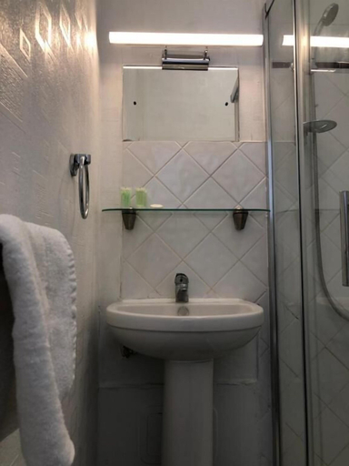 Bathroom 4, Crystal Beach Hotel, Poole