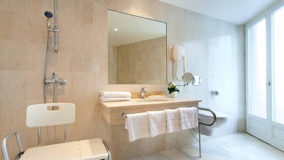 Bathroom 5, Grand Hotel Moderne, Hautes-Pyrénées