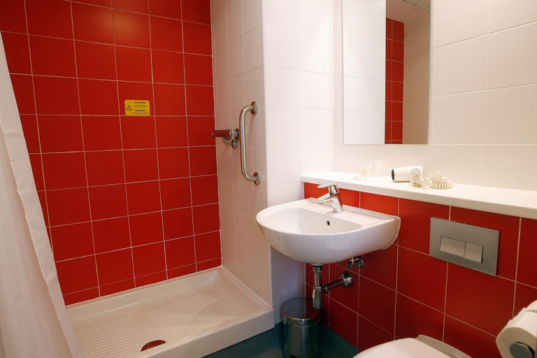 Bathroom 5, Travelodge Valencia Aeropuerto, Valencia