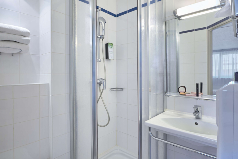 Bathroom 5, CAMPANILE PARIS 12 - Bercy Village, Paris