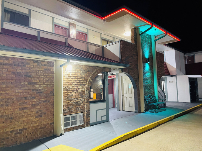 Exterior & Views 2, Executive Inn, Muskogee