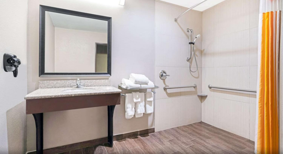 Bathroom 3, La Quinta Inn & Suites by Wyndham McAlester, Pittsburg