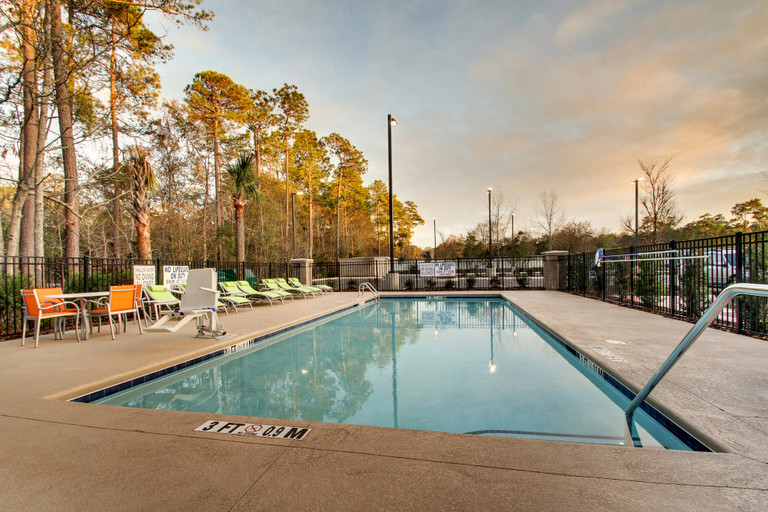 Sport & Beauty 5, Holiday Inn Express & Suites SUMMERVILLE by IHG, Berkeley