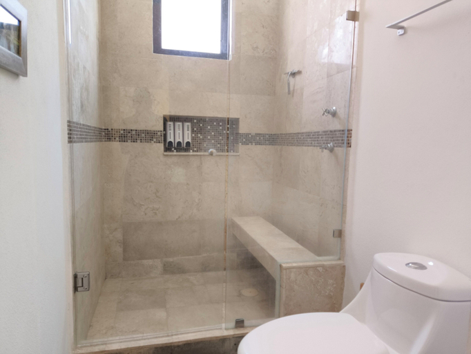 Bathroom 3, Serena, Allende