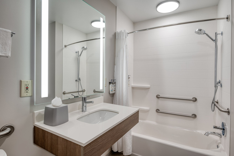 Bathroom 5, Holiday Inn Express & Suites WADSWORTH by IHG, Medina