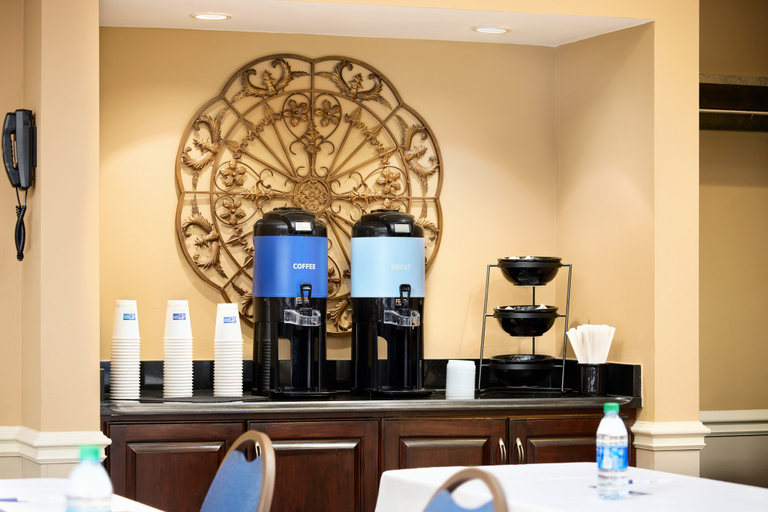 Food & Drinks 5, Holiday Inn Express & Suites ALPHARETTA - WINDWARD PARKWAY by IHG, Fulton
