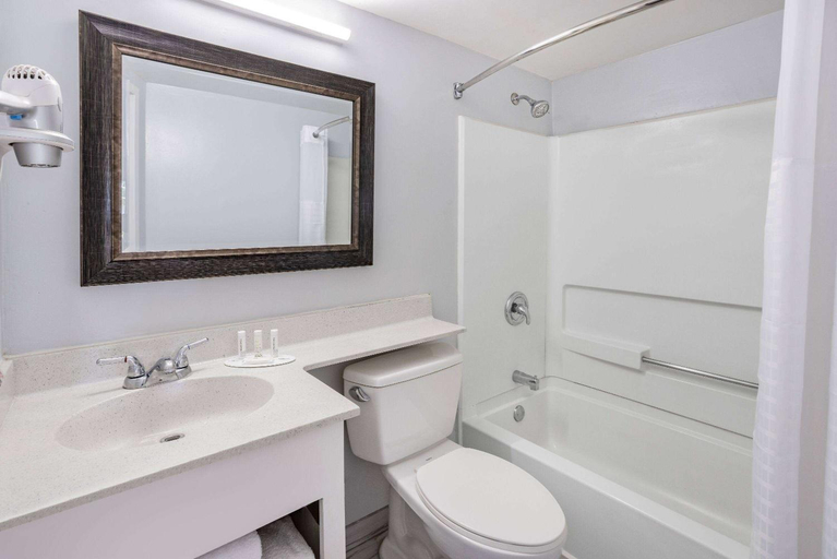 Bathroom 4, Days Inn & Suites by Wyndham Williamsburg Colonial, Williamsburg