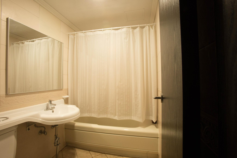 Bathroom, Hillside Tourist Hotel, Dong