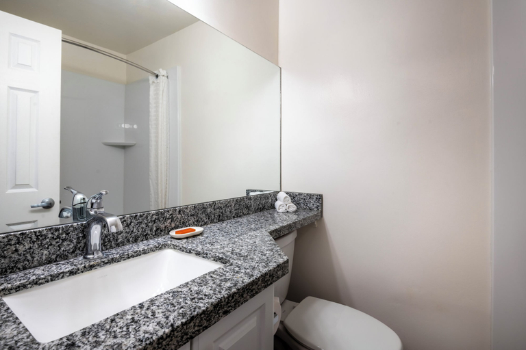 Bathroom 5, Hotel Pepper Tree Boutique Kitchen Studios - Anaheim, Orange