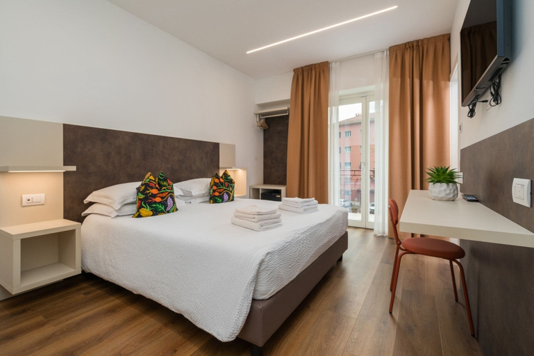 Bedroom 5, B&B PIEDICASTELLO, Trento