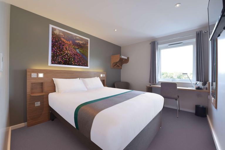 Bedroom 2, Travelodge Edinburgh Central, Edinburgh