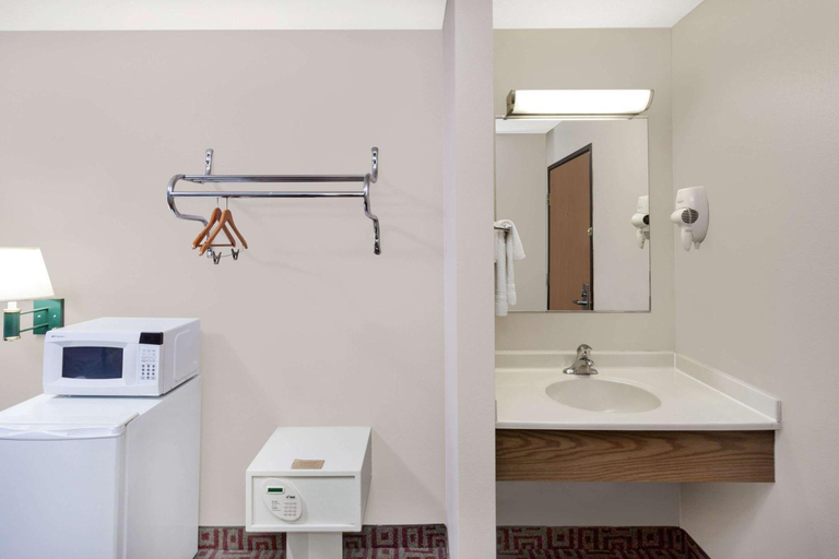 Bathroom 4, Super 8 By Wyndham Muscatine, Muscatine