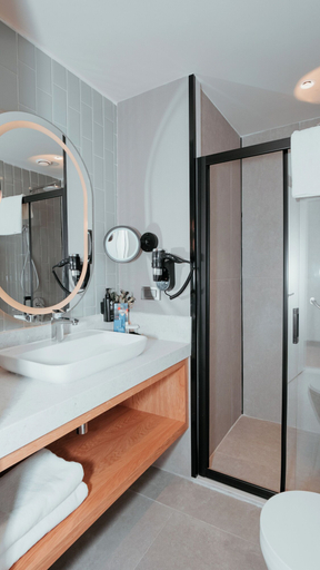 Bathroom 5, TRYP by Wyndham Istanbul Beyoglu, Beyoğlu
