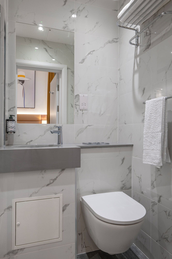 Bathroom 4, Grand Concerto Hotel, London
