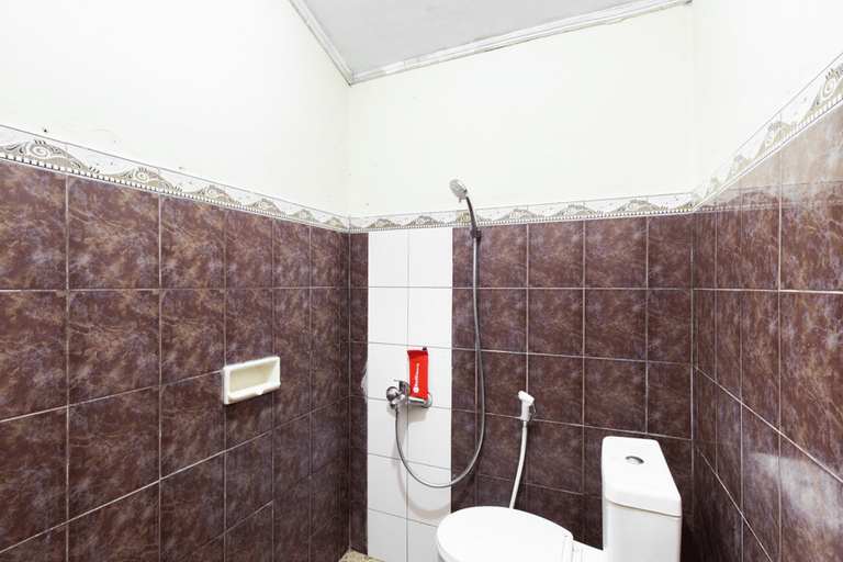 Bathroom 4, RedDoorz @ Raya Janti Yogyakarta, Bantul
