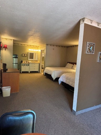 Bedroom 3, Twin Lakes Inn and RV, Haskell