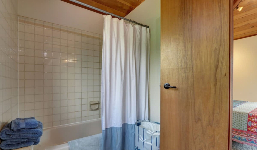 Room 4, Slopes Spokes Alaska Large HOT TUB, Anchorage