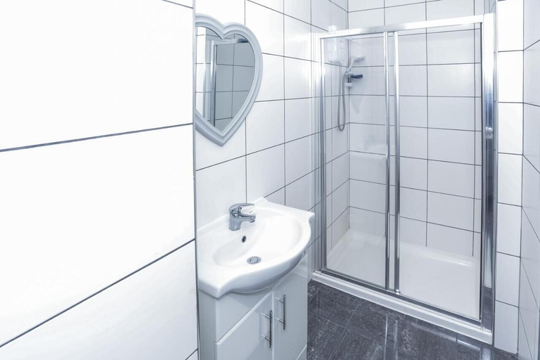 Bathroom, Beckenham Park Hotel, London