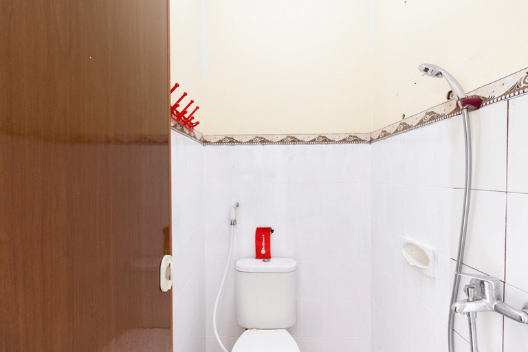 Bathroom 4, RedDoorz @ Raya Janti Yogyakarta, Bantul