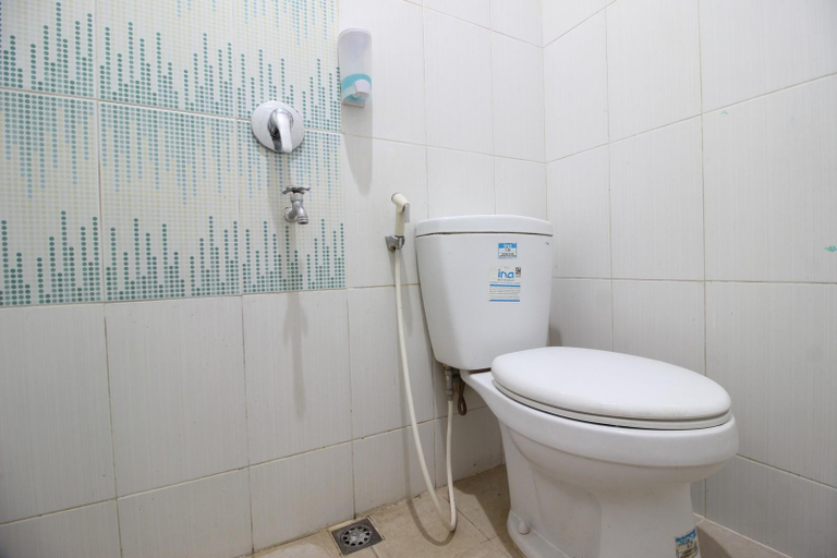 Bathroom 4, RedDoorz Plus Syariah near Lempuyangan Station 3, Yogyakarta