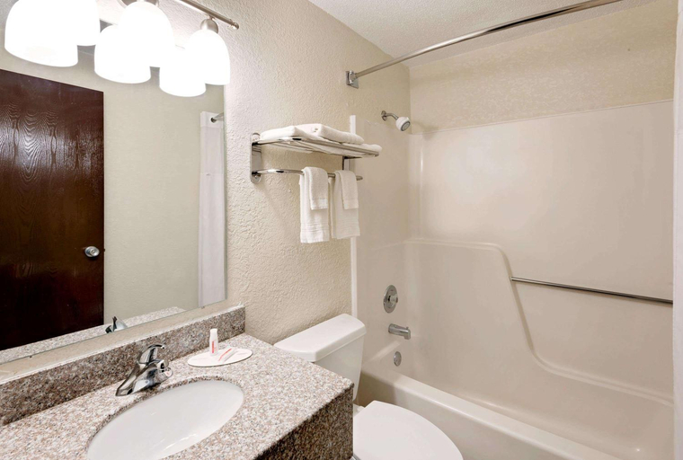 Bathroom 4, Days Inn by Wyndham Fort Dodge, Webster