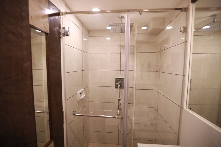 Bathroom 5, Park Elanza, Chennai