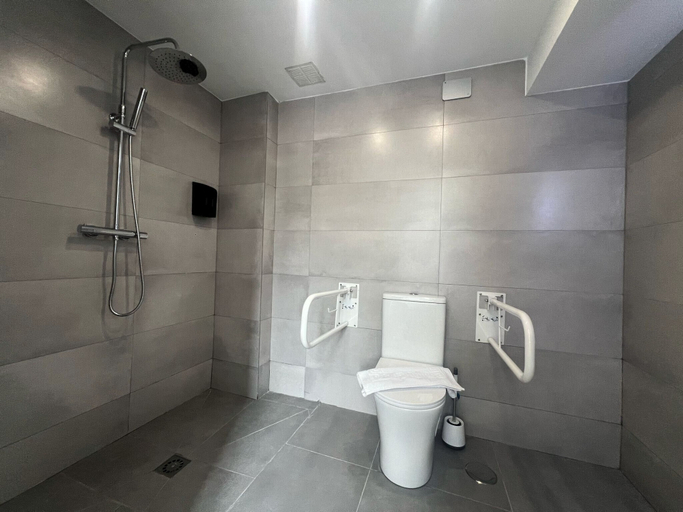 Bathroom 4, Hostal Bernabeu, Madrid