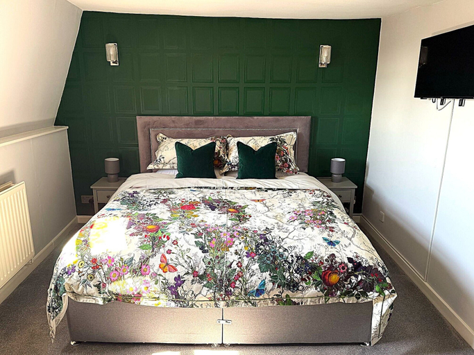 Bedroom 2, The White Hart, Wiltshire
