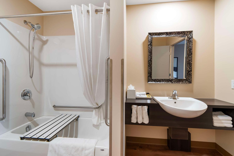 Bathroom 4, Villa Inn & Suites, SureStay Collection by Best Western, Cochrane
