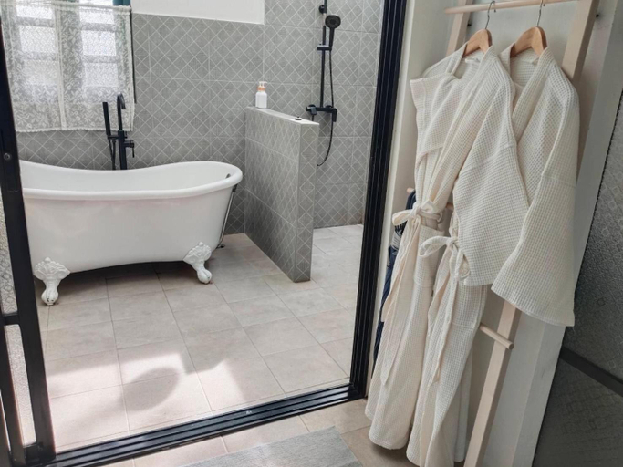 Bathroom 4, Mazecape, Ongkharak