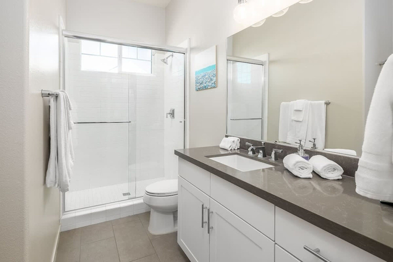Room 2, Large 4 Bedroom Close To Beach, San Diego