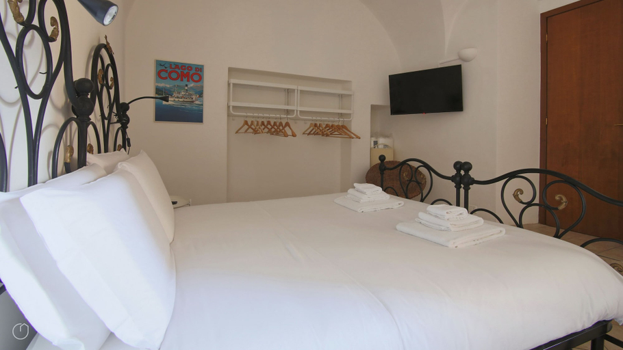 Room 3, Piazza Campidoglio 3, Como