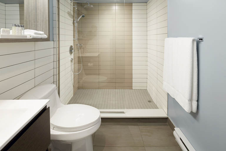 Bathroom 4, Hôtel Rive Gauche, La Vallée-du-Richelieu