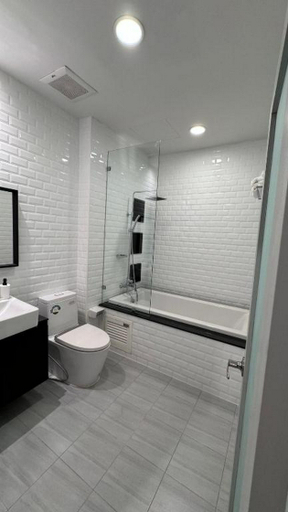 Bathroom 5, The Kite Hotel, Pom Pram Sattru