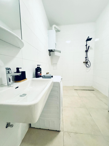 Others 5, Stylish 4BR Apt Near Westbahnhof, Wien