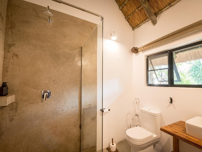 Bathroom 4, Sunbirds Oasis Lodge, Mopani