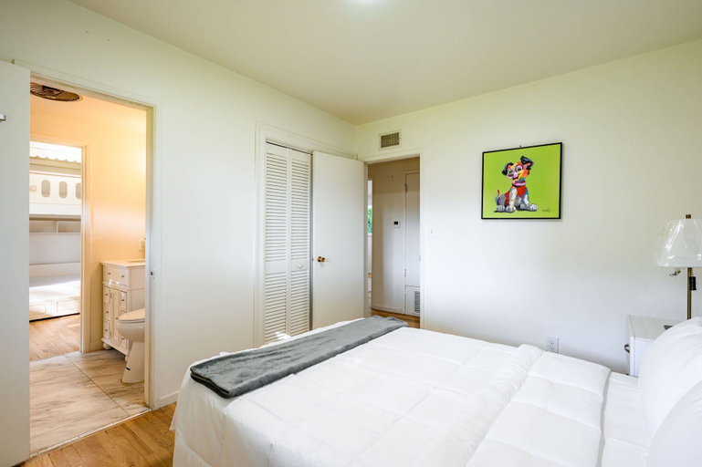 Room 2, Cozy Family Retreat With Fireplace Spacious Yard, Los Angeles
