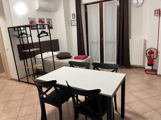 Others 5, Quadrifoglio affittacamere, Alessandria