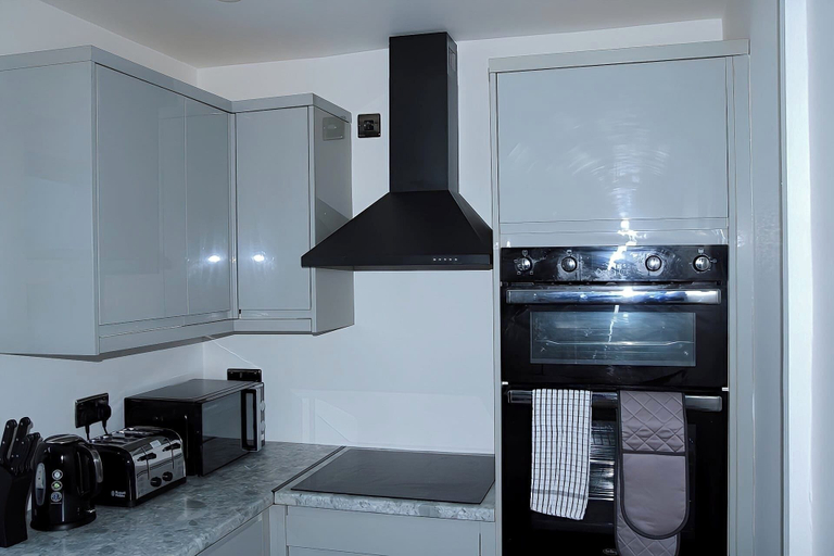 Private kitchen 4, House Sleeps 5 With Garden and Parking, Birmingham