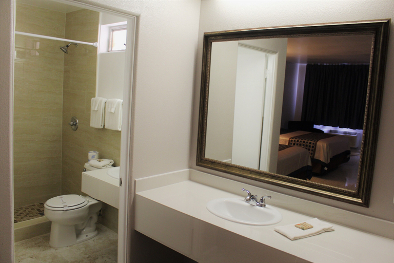 Bathroom 4, Lion Inn, Saint Johns