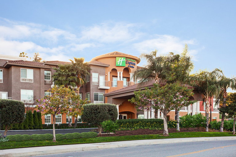Exterior & Views 2, Holiday Inn Express & Suites CORONA by IHG, Riverside