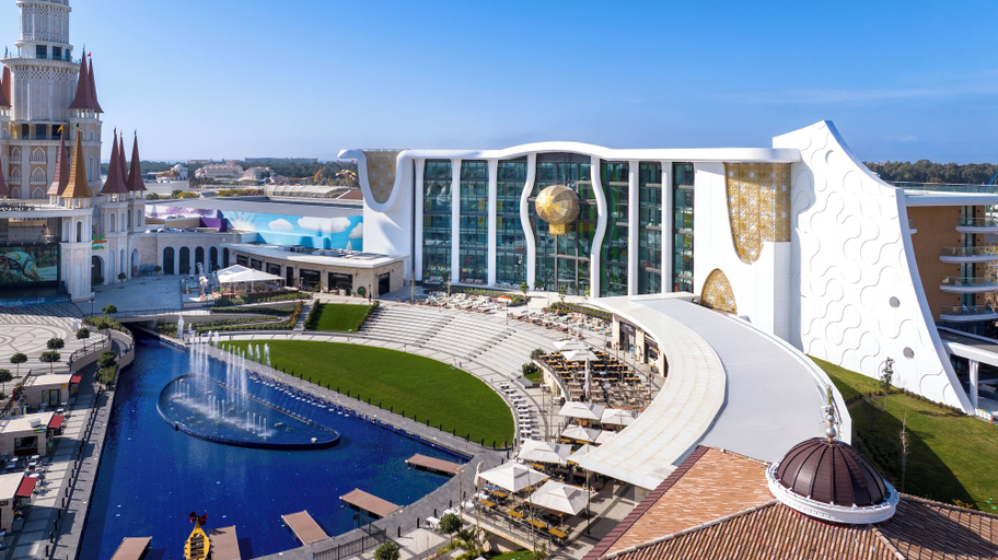 Exterior & Views