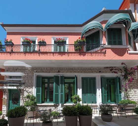 Exterior & Views