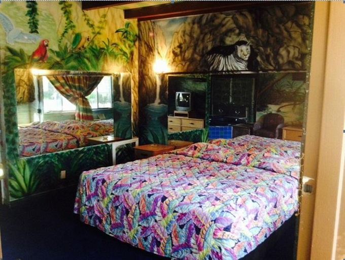 Bedroom 2, Oasis Motel, Clark
